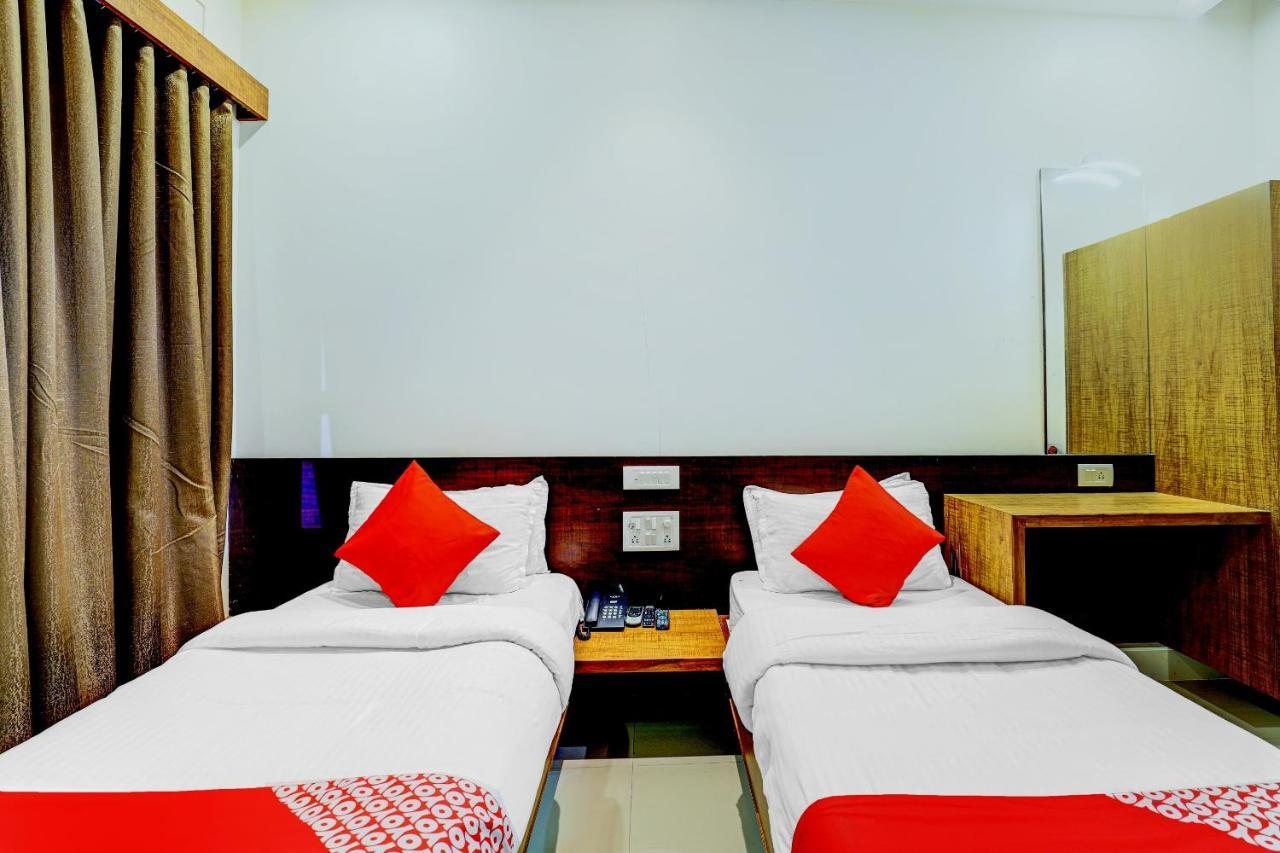 Oyo 77491 Hotel Shreenath Valsad エクステリア 写真