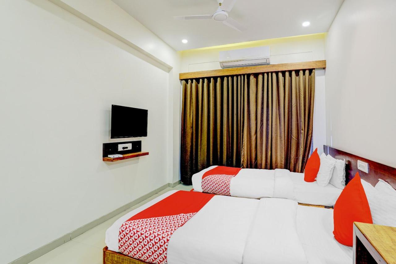 Oyo 77491 Hotel Shreenath Valsad エクステリア 写真