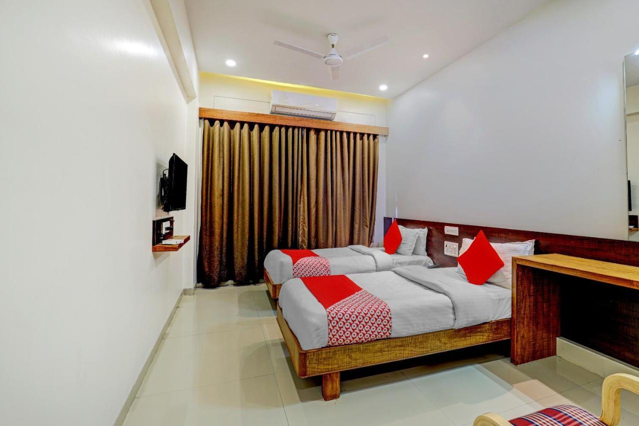 Oyo 77491 Hotel Shreenath Valsad エクステリア 写真