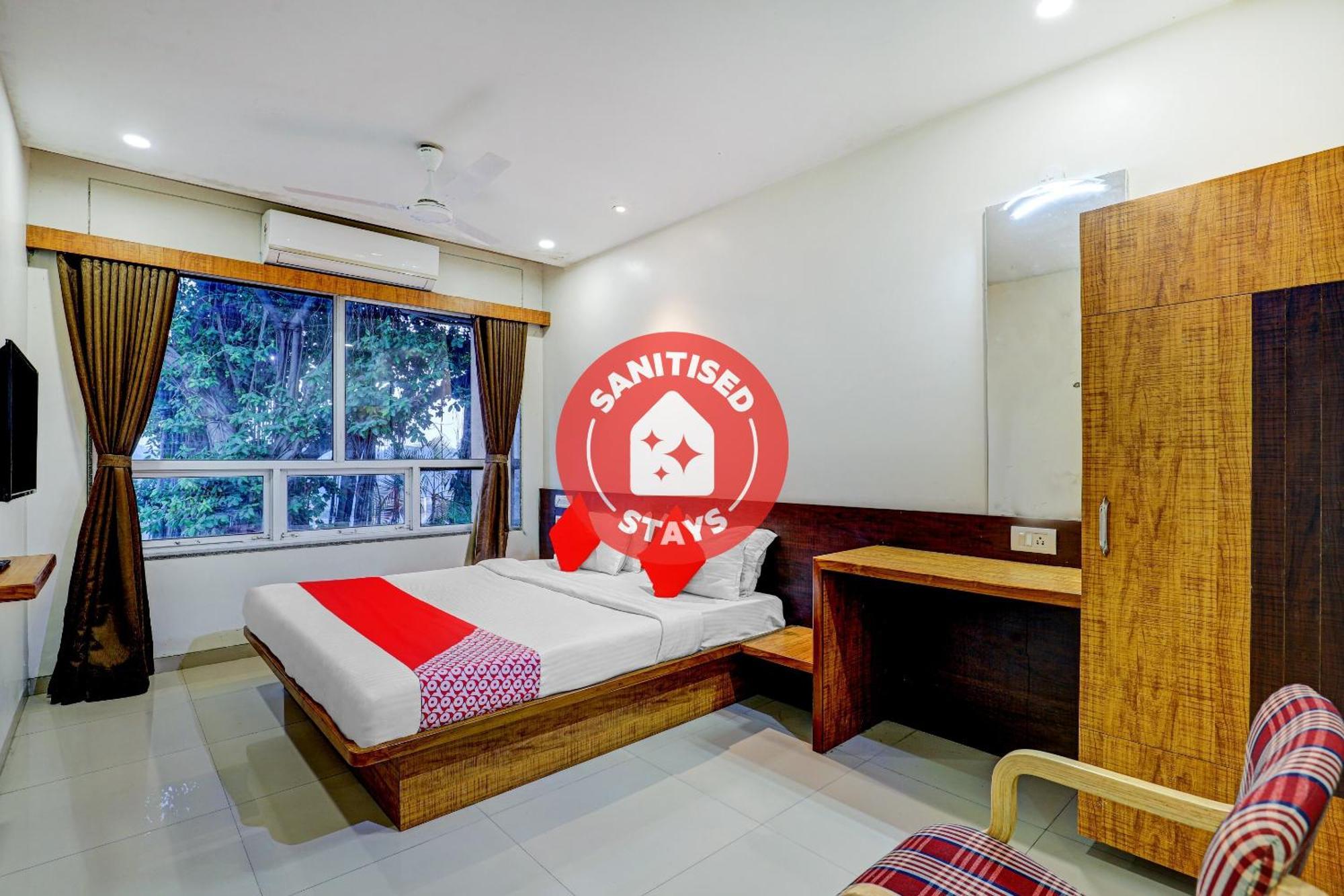 Oyo 77491 Hotel Shreenath Valsad エクステリア 写真