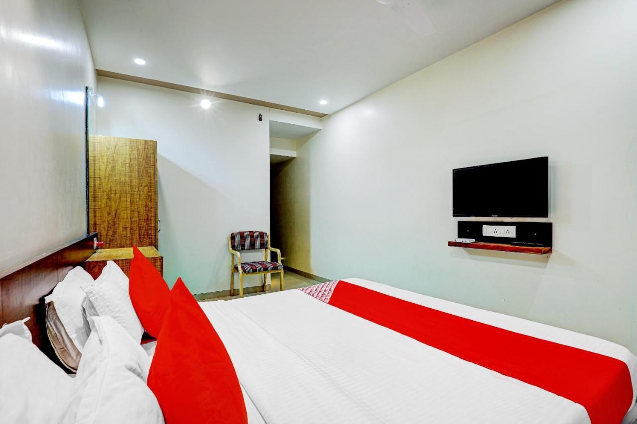 Oyo 77491 Hotel Shreenath Valsad エクステリア 写真