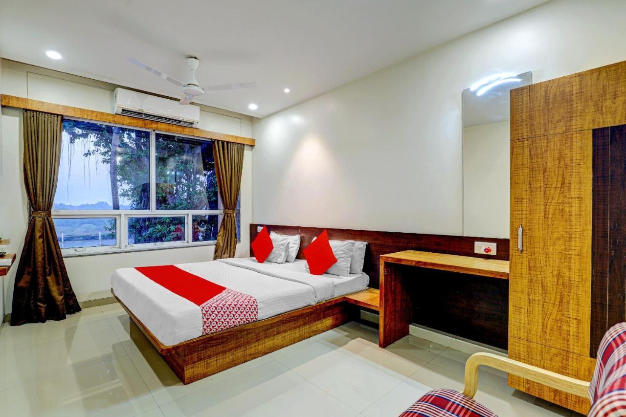 Oyo 77491 Hotel Shreenath Valsad エクステリア 写真