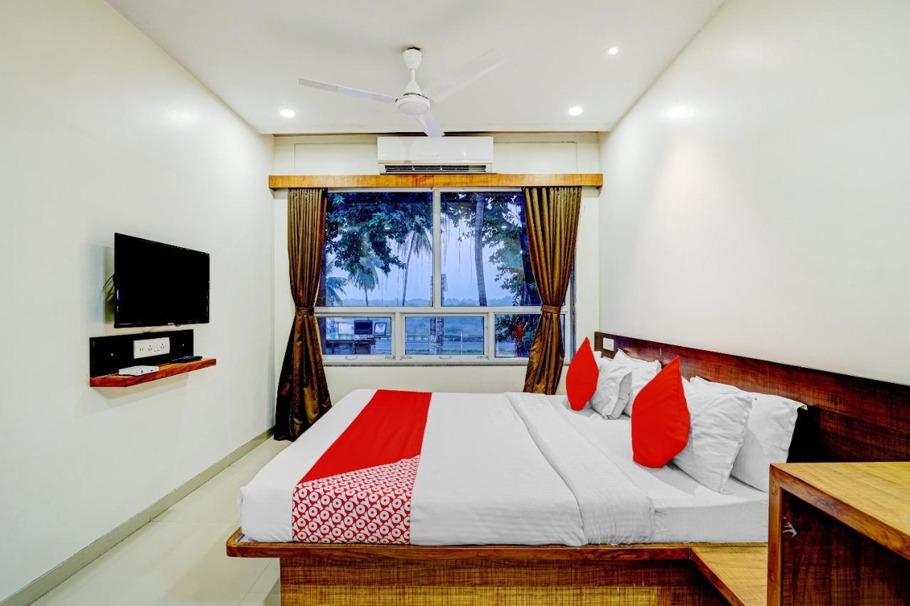 Oyo 77491 Hotel Shreenath Valsad エクステリア 写真